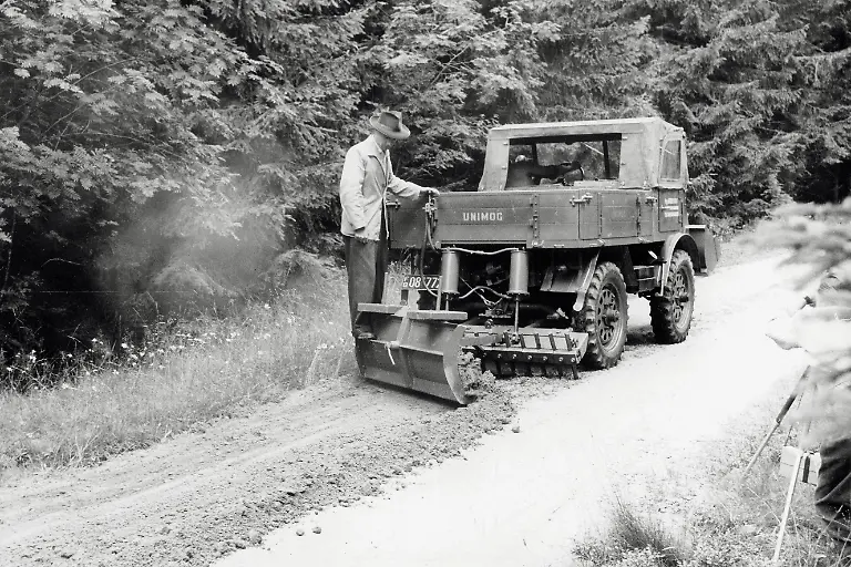 Ab-1951-zaehlt-der-Unimog-zum-Portfolio-von-Daimler-Benz-und-der-U-25-Baureihe-2010-wurde-von-1951-1953-im-Lkw-Werk-Gaggenau-produziert