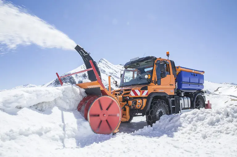Mit-Schneefraese-macht-der-Unimog-im-Winter-verschneite-Strassen-wieder-frei