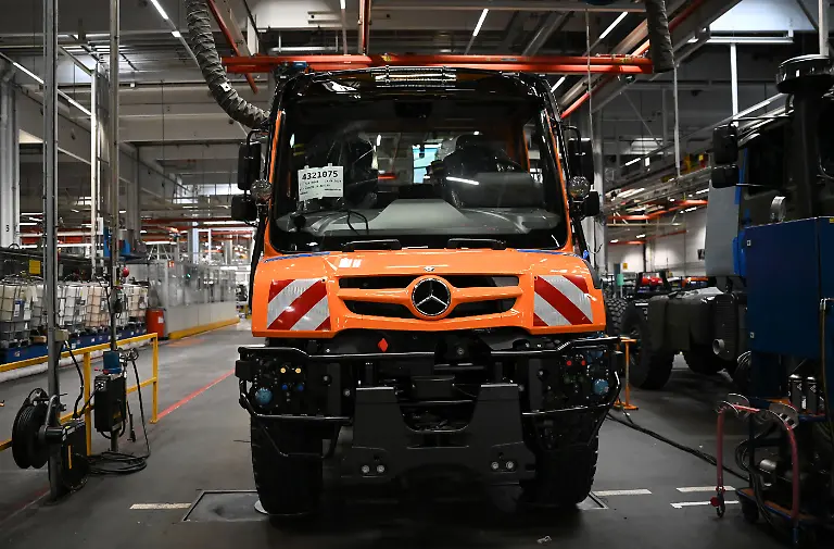 Ein-Unimog-steht-in-einer-Produktionshalle-eines-Lkw-Montagewerks-von-Mercedes-Benz-Trucks-einem-Werk-der-Daimler-Truck-AG-in-Woerth-am-Rhein