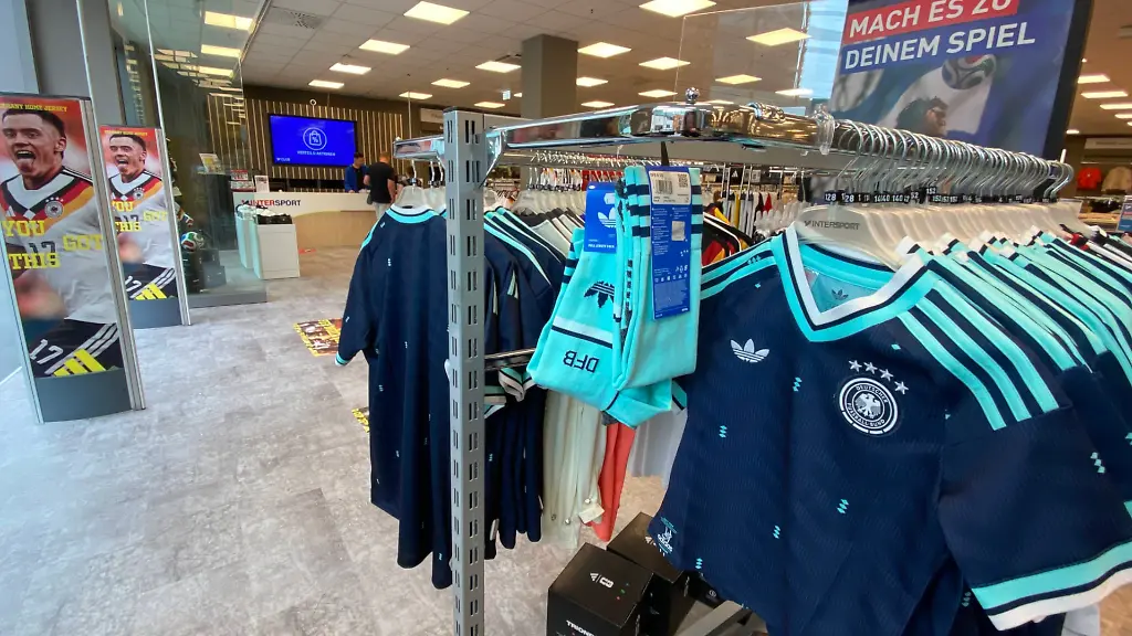 Die-Deutschland-Auswaertstrikots-zur-WM-2026-sind-bei-Adidas-derzeit-mit-deutlichem-Preisnachlass-erhaeltlich