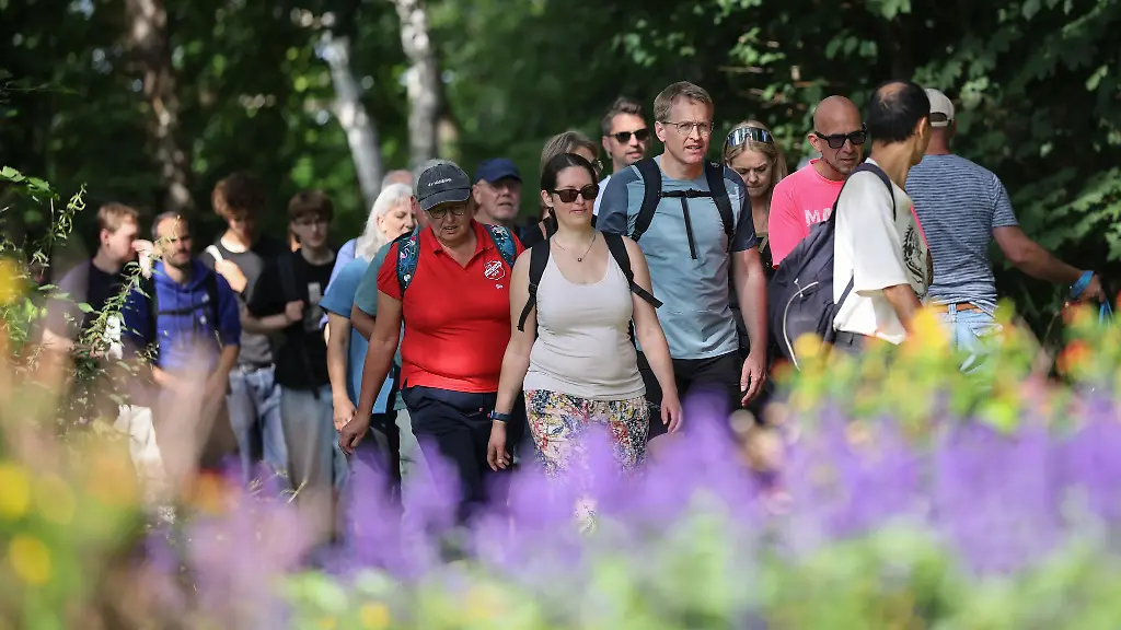 Hundert-oder-mehr-Menschen-begleiten-Guenther-auf-der-ersten-Etappe-seiner-Wanderung