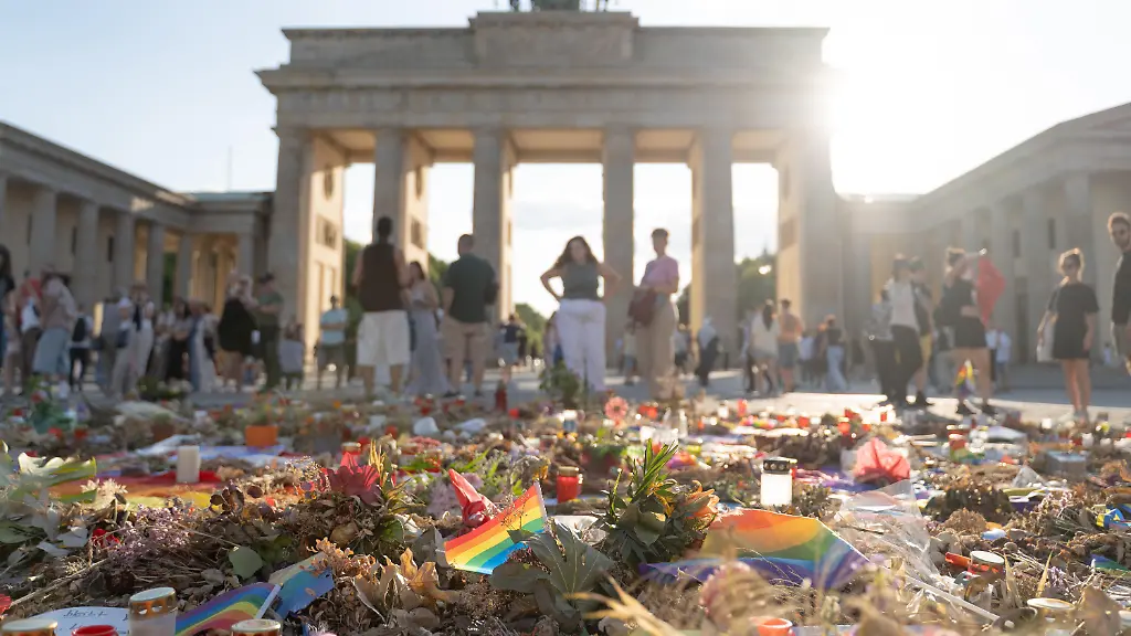 Germany-Berlin-2-august-2026-Tribute-at-the-Brandenburg-Gate-one-week-after-the-attack-on-the-CSD-Photograph-by-Claire-Serie-Hans-Lucas-Allemagne-Berlin-2-aout-2026-Hommage-a-la-Brandenburger-Tor-une-semaine-apres-l-attentat-sur-la-CSD-Photographie-de-Claire-Serie-Hans-Lucas