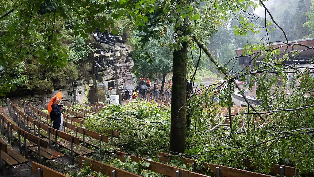 Auch-auf-der-Buehne-und-der-Zuschauertribuene-der-Felsenbuehne-Rathen-gibt-es-Schaeden