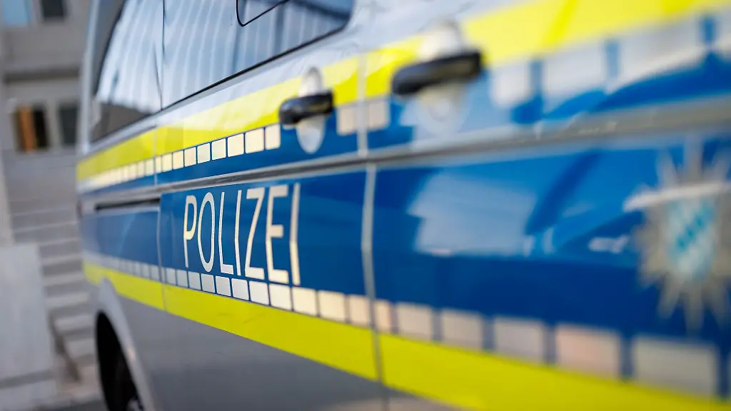 Die-Polizei-sucht-weiterhin-nach-Zeugen-die-Angaben-zu-dem-fluechtigen-Autofahrer-machen-koennen