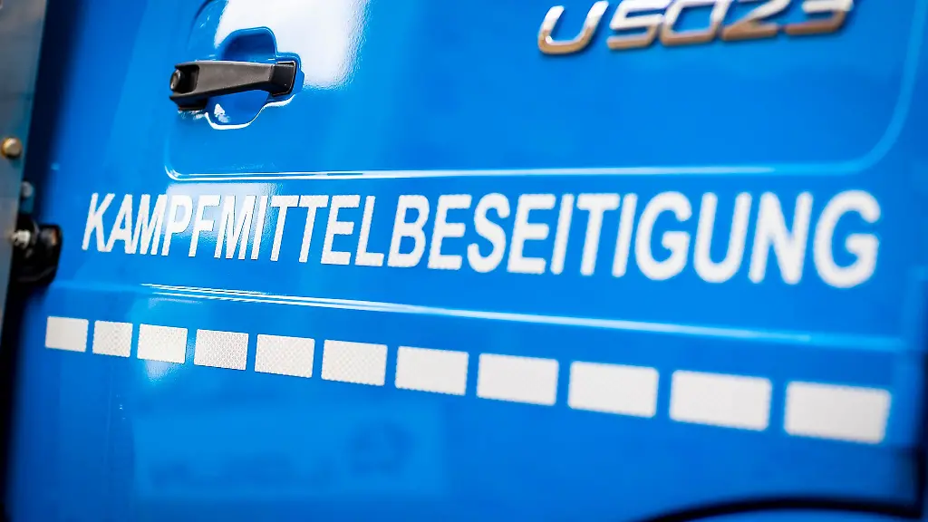 Experten-des-Kampfmittelbeseitigungsdienstes-rueckten-an-um-den-Blindgaenger-unschaedlich-zu-machen