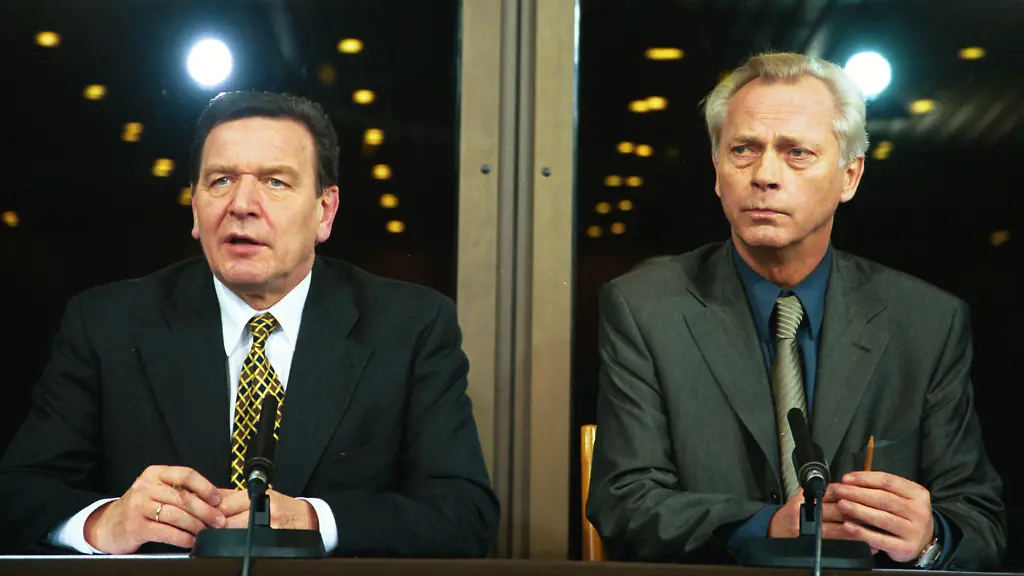 Bundeskanzler-Gerhard-Schroeder-und-Pressesprecher-Uwe-Karsten-Heye-bei-einer-Pressekonferenz-im-Info-Saal-des-Bundeskanzleramtes-am-04-02
