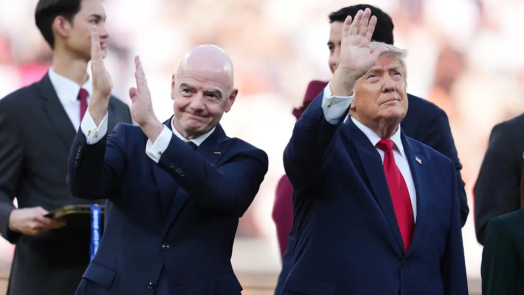 20-07-2026-USA-East-Rutherford-Fussball-Maenner-WM-2026-Finale-Spanien-Argentinien-New-York-New-Jersey-Stadion-in-East-Rutherford-FIFA-Praesident-Gianni-Infantino-l-und-Praesident-Donald-Trump-r-winken-bei-der-Siegerehrung-von-der-Buehne-aus