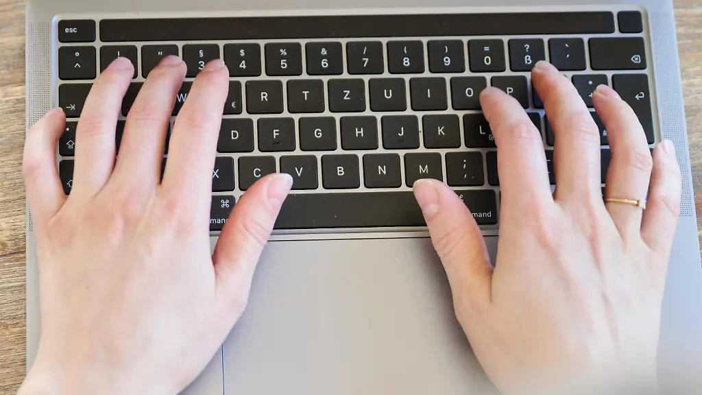 ILLUSTRATION-25-02-2026-Brandenburg-Zernsdorf-Eine-Frau-tippt-mit-beiden-Haenden-auf-der-Tastatur-eines-Laptops-zu-dpa-Mehr-als-58