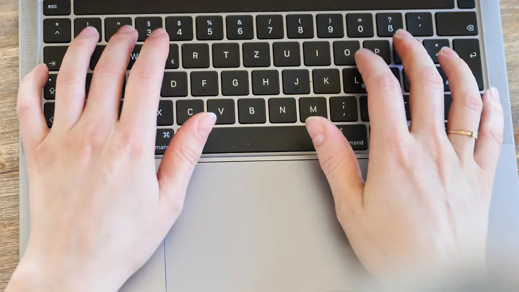 Eine-Frau-tippt-mit-beiden-Haenden-auf-der-Tastatur-eines-Laptops-zu-dpa-Mehr-als-58