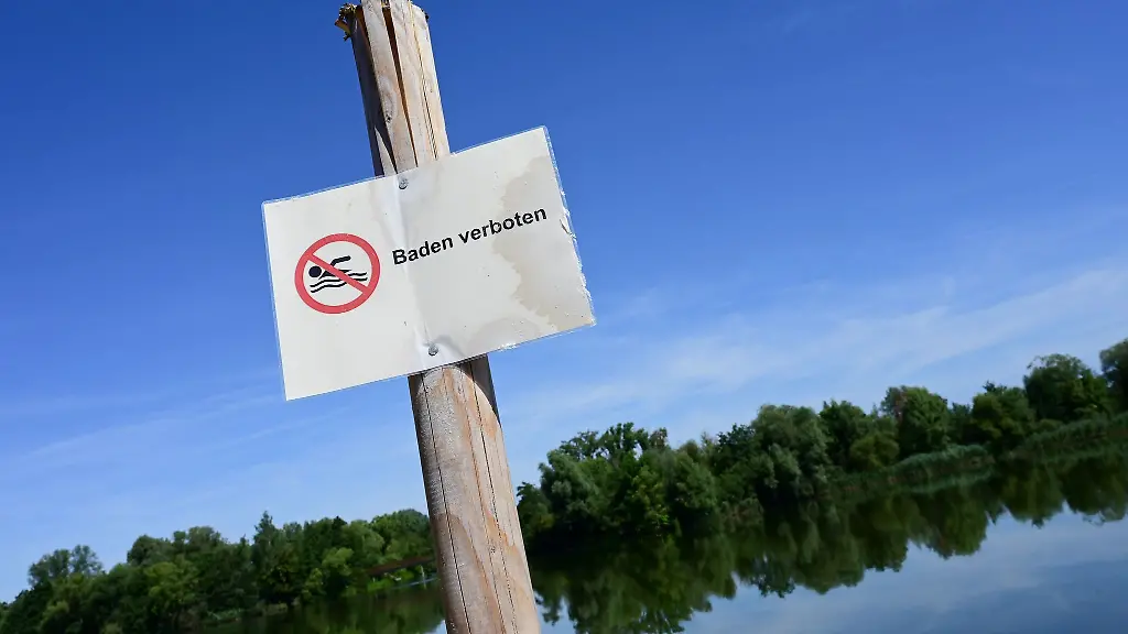 Die-Kombination-aus-sinkendem-Wasserstand-intensiver-Sonneneinstrahlung-und-steigenden-Wassertemperaturen-schafft-guenstige-Bedingungen-fuer-die-Entwicklung-der-Bakterien