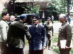 Altes Dokument aufgetaucht: Überlebte Hitler Stauffenbergs Bombe wegen einer Terminänderung?