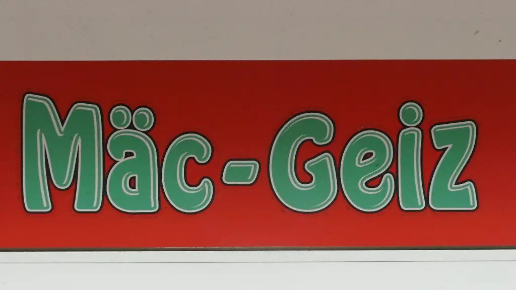 CNTV-MAECGEIZ-Aussenansicht-Hamurger-Filiale-mit-dem-gruenen-Logo-Maec-Geiz-Buchstagen-ueber-dem-Geschaft-angebracht-Maec-Geiz-meldet-Insolvenz-an180-Filialen-betroffen-Schliessungen-moeglich-Maec-Geiz-ist-ein-deutscher-Non-Food-Discounter-mit-Sitz-in-Landsberg-Saalekreis