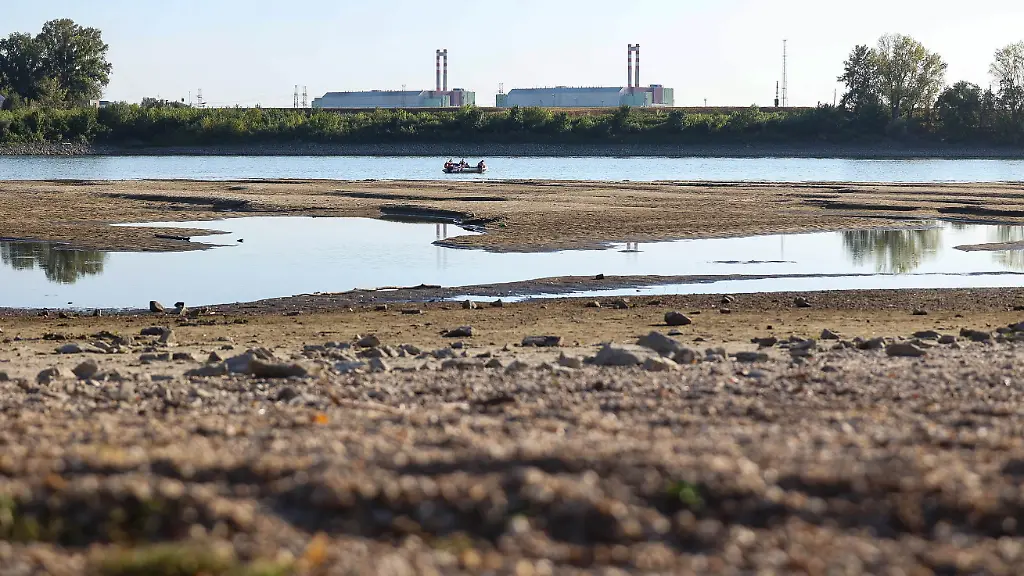 29-07-2026-Ungarn-Paks-Das-Kernkraftwerk-MVM-Paks-dessen-Reaktor-3-aufgrund-extrem-niedriger-Wasserstaende-an-der-Donau-abgeschaltet-werden-musste