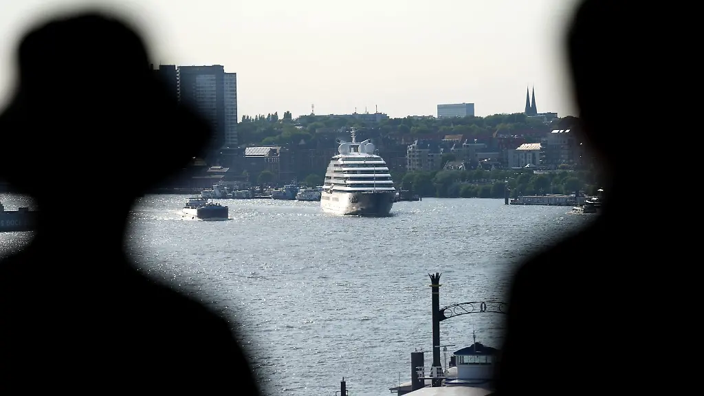 Die-Scenic-Eclipse-II-faehrt-auf-der-Elbe-in-den-Hafen-von-Hamburg-ein