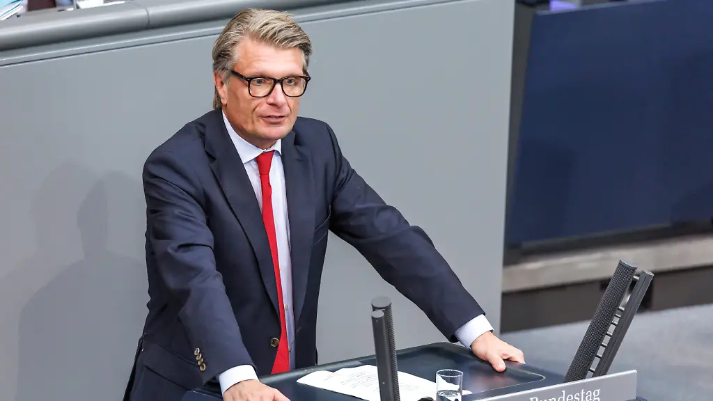 Thomas-Bareivue-CDU-CSU-bei-der-23-Plenarsitzung-im-Deutschen-Bundestag-am-16-09-25-in-Berlin