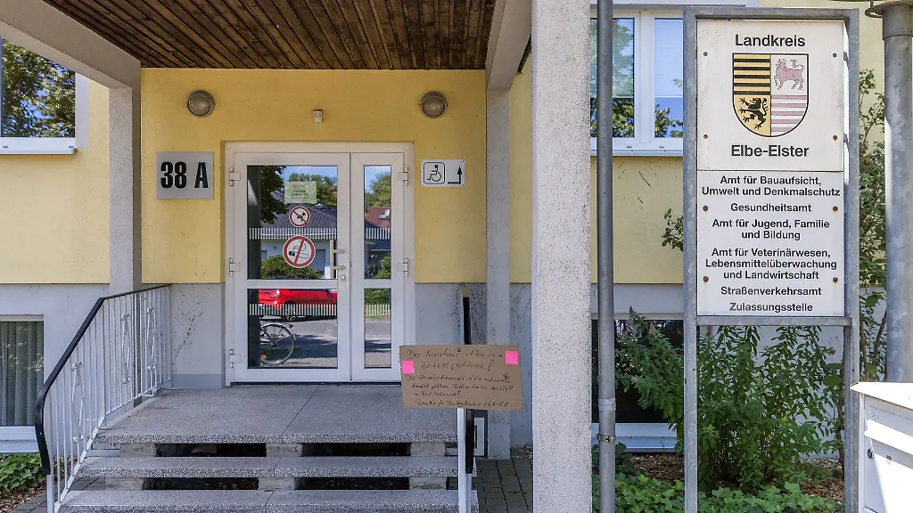 Kuenftig-ist-ein-Wachschutz-waehrend-der-Sprechzeiten-in-den-Aemtern-der-Kreisverwaltung-in-Finsterwalde-und-Bad-Liebenwerda-im-Einsatz