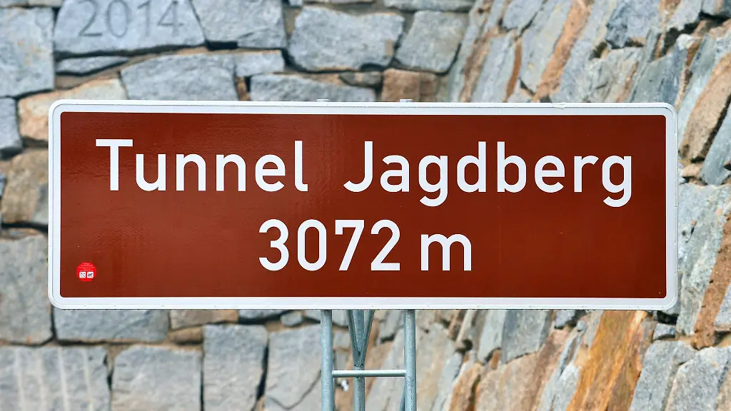 Stau-nach-Lkw-Unfall-auf-der-A4-Deswegen-waren-am-Montag-der-Jagdberg-und-der-Lobdeburgtunnel-zeitweise-gesperrt-Symbolbild