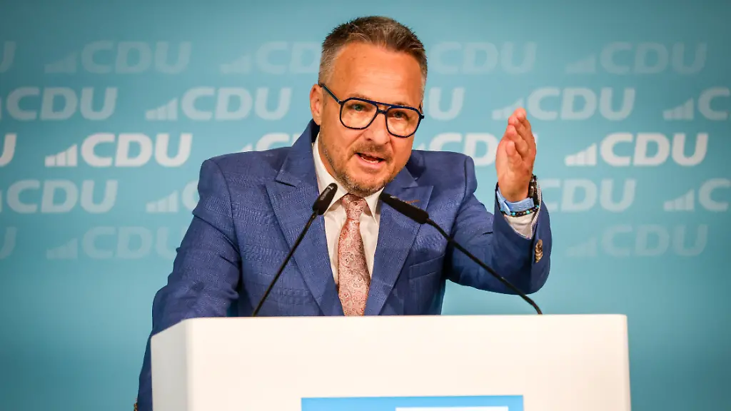 Heiko-Strohmann-Landesvorsitzender-der-CDU-Bremen-spricht-zu-Beginn-des-Landesparteitages-der-Bremer-CDU-Im-Mittelpunkt-der-Versammlung-steht-die-Nominierung-von-W-Winter-als-Spitzenkandidatin-fuer-die-naechste-Buergerschaftswahl