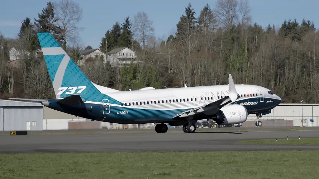 Eine-Boeing-737-MAX-7-hebt-in-Renton-Washington-zu-ihrem-Erstflug-ab-Boeing-hat-nach-jahrelangen-Verzoegerungen-eine-Zulassung-fuer-das-kleinste-Flugzeug-seiner-Modellfamilie-737-Max-bekommen-Der-Airbus-Rivale-kann-nun-Maschinen-des-Typs-737-Max-7-an-Kunden-ausliefern