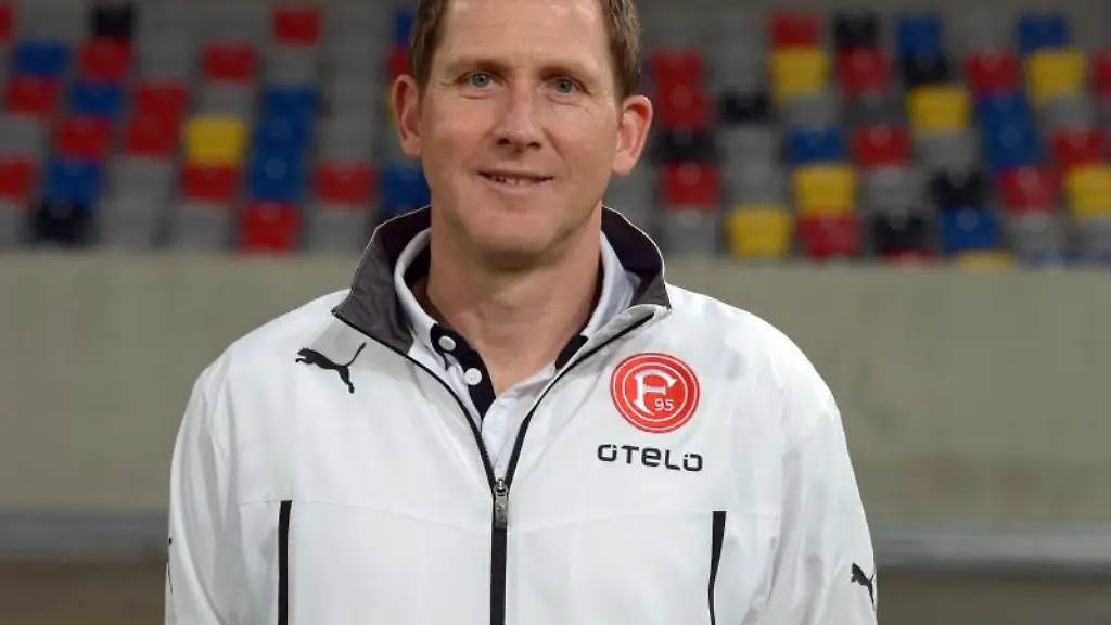 Uwe-Klein-von-Fortuna-Duesseldorf-steht-waehrend-des-offiziellen-Fototermins-in-der-Esprit-Arena