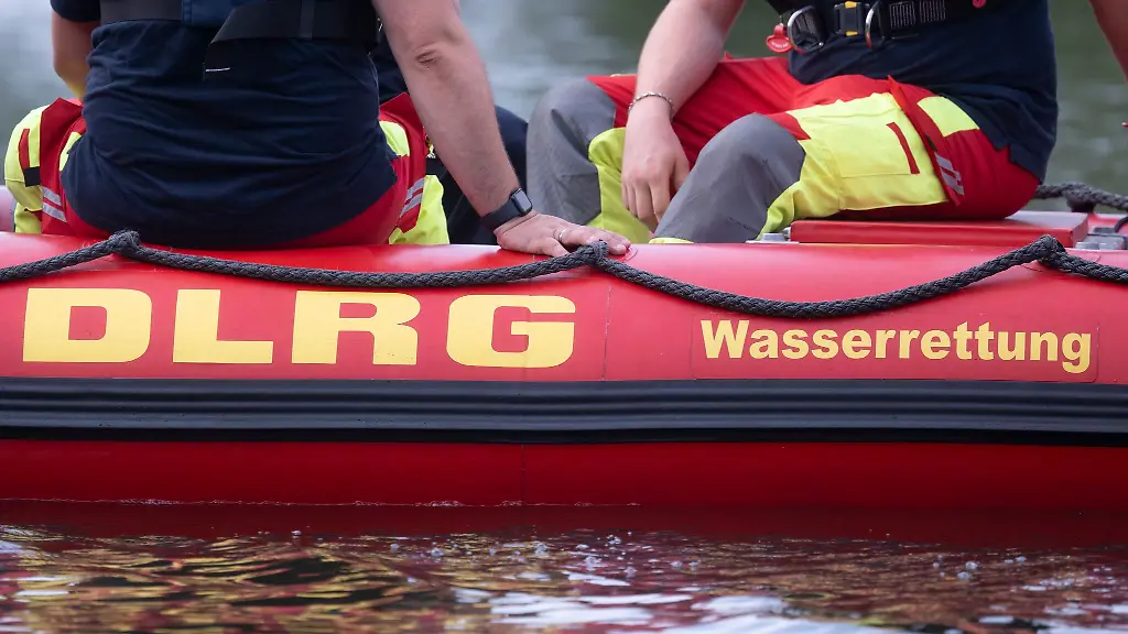Mit-mehreren-Booten-rueckten-die-Einsatzkraefte-aus