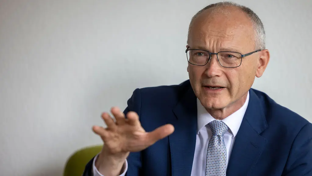 Minister-Martin-will-den-Rheinland-Pfaelzern-vermitteln-was-im-Vollzug-alles-passiert