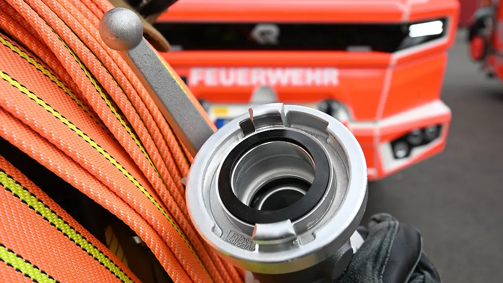 Die-Feuerwehr-loescht-das-brennende-Feld