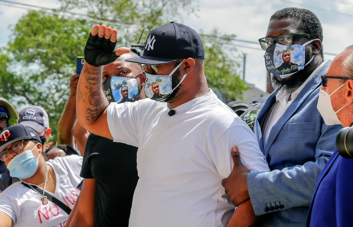 2020-06-01T205035Z-1242734045-RC2K0H9Z6N4L-RTRMADP-3-MINNEAPOLIS-POLICE