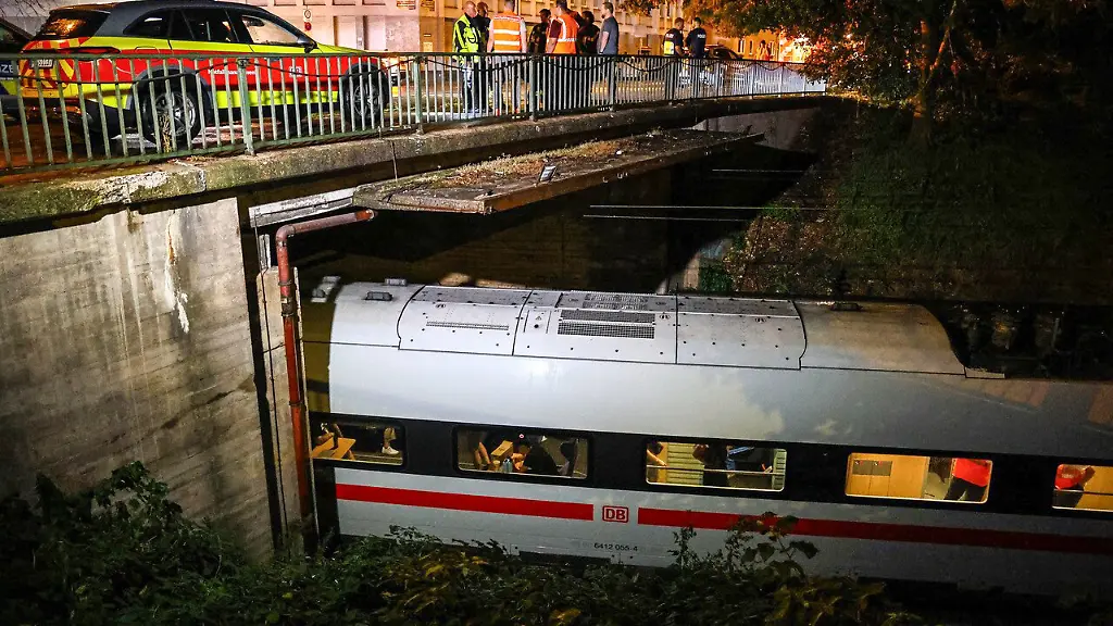 Ein-ICE-steht-nach-einem-Oberleitungsschaden-in-Schwelm-unter-einer-Bruecke