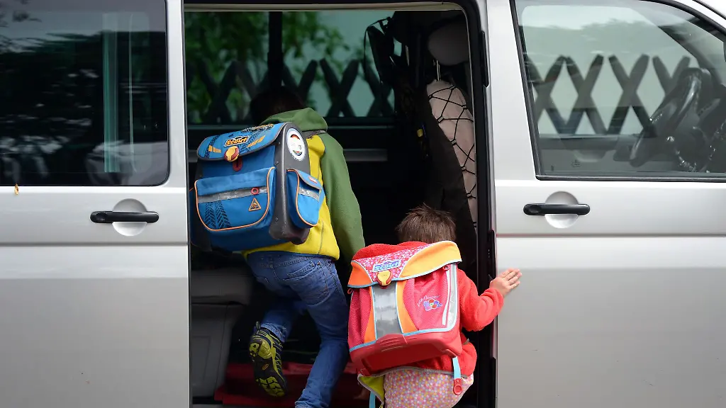 Elterntaxi-bedeutet-dass-Eltern-ihre-Kinder-mit-dem-Auto-zur-Schule-bringen-oder-auch-wieder-abholen