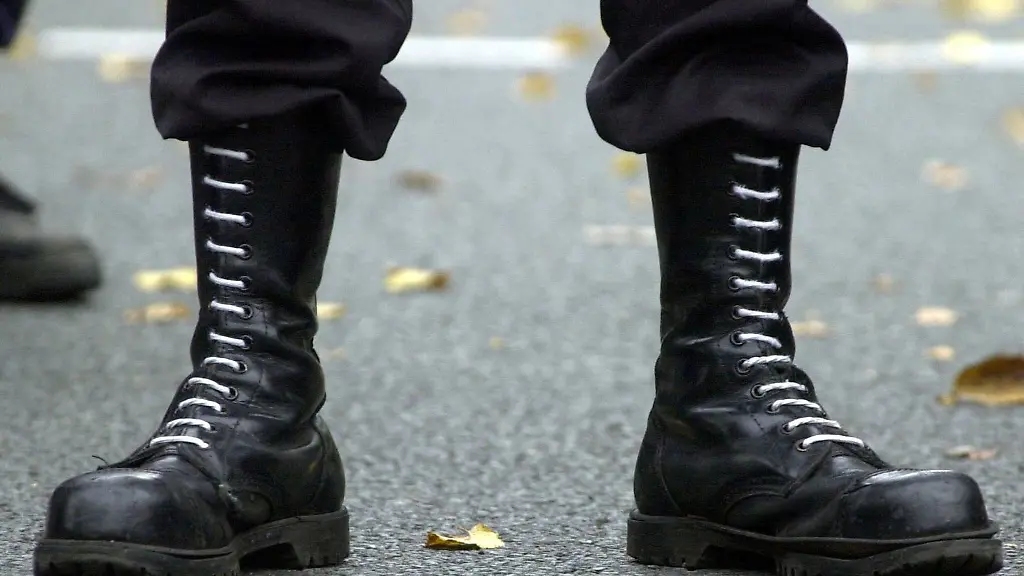 Die-Springerstiefel-mit-weissen-Schnuersenkeln-waren-schon-in-den-1990er-Jahren-ein-Markenzeichen-der-rechtsextremen-Skinheads