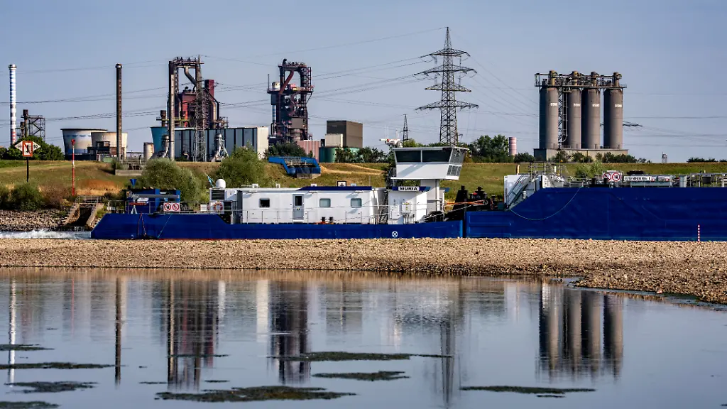 Extremes-Niedrigwasser-hier-beim-Thyssenkrupp-Steel-Stahlwerk-in-Duisburg-Marxloh-durch-den-niedrigen-Rheinpegel-haben-sich-Sandbaenke-gebildet-Frachter-koennen-nur-mit-reduzierter-Ladung-fahren-das-TKS-Stahlwerk-hat-seine-Produktion-verringert-da-nicht-mehr-genug-Rohstoffe-fuer-die-Stahlindustrie-geliefert-werden-koennen-Rheinpegel-DU-Ruhrort-bei-149-cm-tiefster-Pegelstand-der-je-gemessen-wurde-Tendenz-fallend-Hochofen-Duisburg-NRW-Deutschland