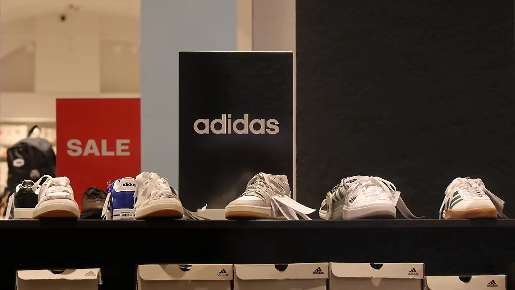 Ob-zur-Jeans-Chino-oder-Shorts-Ein-Adidas-Sneaker-taucht-derzeit-besonders-haeufig-auf
