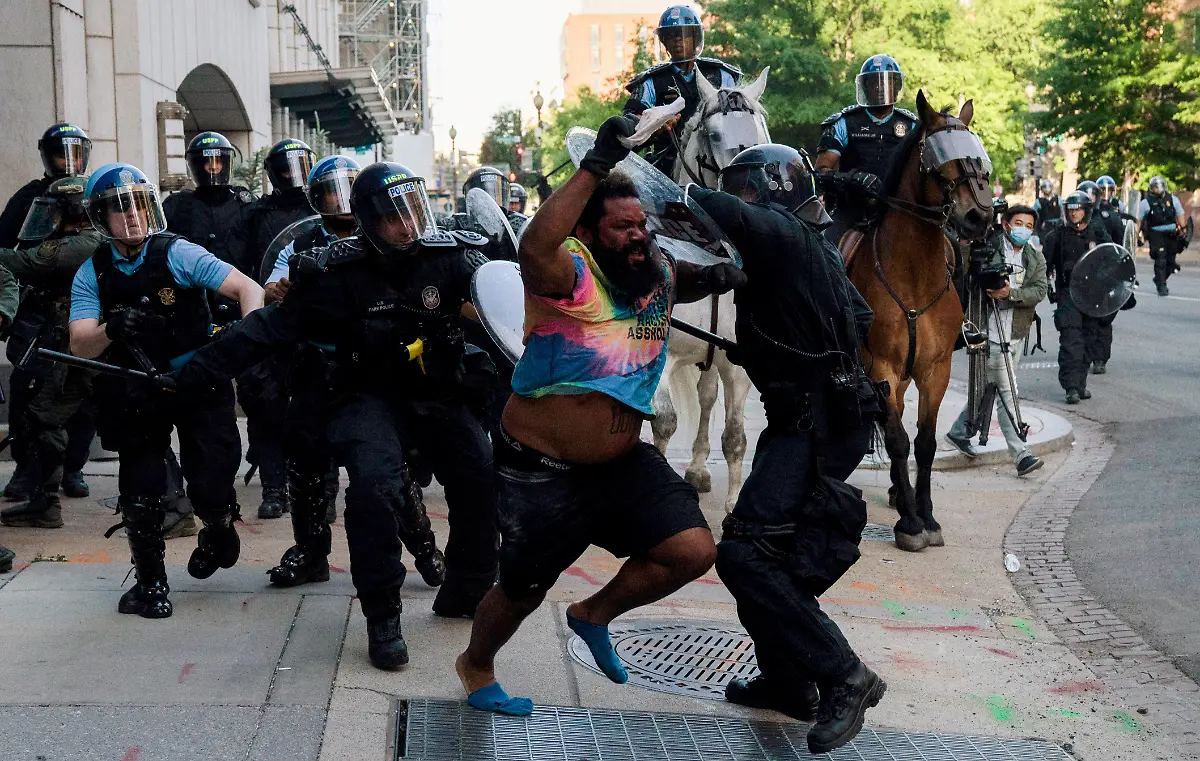 2020-06-02T040557Z-1620180451-RC2R0H9JX5MD-RTRMADP-3-MINNEAPOLIS-POLICE-PROTESTS-WASHINGTON