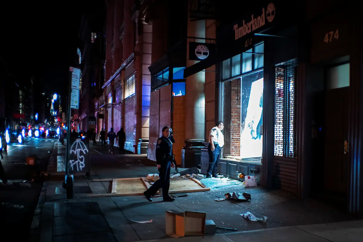 2020-06-02T075008Z-14527295-RC2V0H9QN1FA-RTRMADP-3-MINNEAPOLIS-POLICE-PROTESTS-NEW-YORK