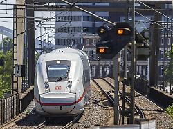 ICE Unterwegs In Mannheim Mit Bahnbruecke Nahe Bahnhof Neckarstadt