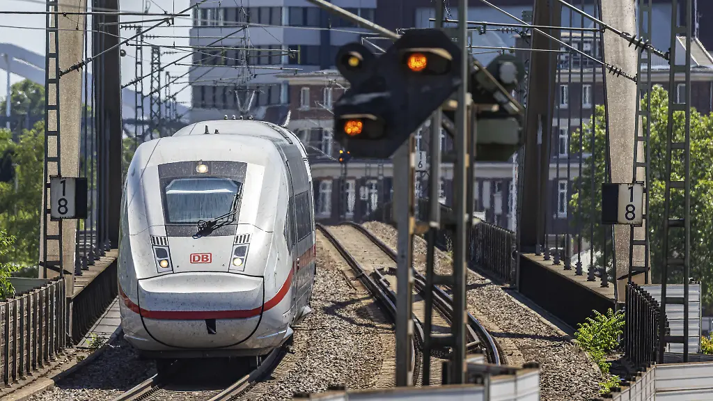 ICE-unterwegs-in-Mannheim-mit-Bahnbruecke-nahe-Bahnhof-Neckarstadt