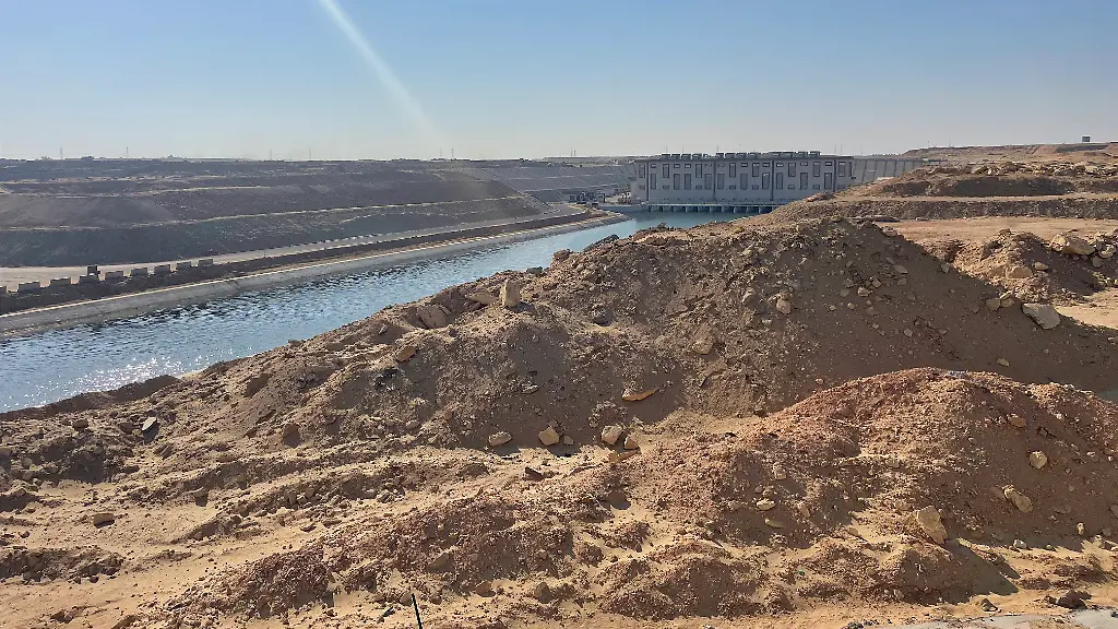 Blick-auf-einen-Kanal-der-in-der-Wueste-im-Norden-Aegyptens-im-Rahmen-des-neuen-Agrarprojekts-New-Delta-gebaut-wurde-Aegyptens-Megaprojekte-in-der-Wueste-sollen-Allheilmittel-sein-bei-der-rasant-wachsenden-Bevoelkerung-und-immer-knapper-werdendem-Wasser