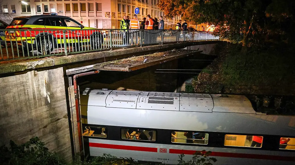 Ein-umgestuerzter-Baum-stoppte-die-Weiterfahrt-Mehr-als-vier-Stunden-sassen-in-der-Nacht-Fahrgaeste-in-einem-ICE-bei-Schwelm-fest-bevor-die-Fahrt-weiterging