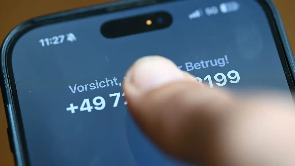 Die-Frau-lief-zur-Bank-und-ueberwies-15-000-Euro