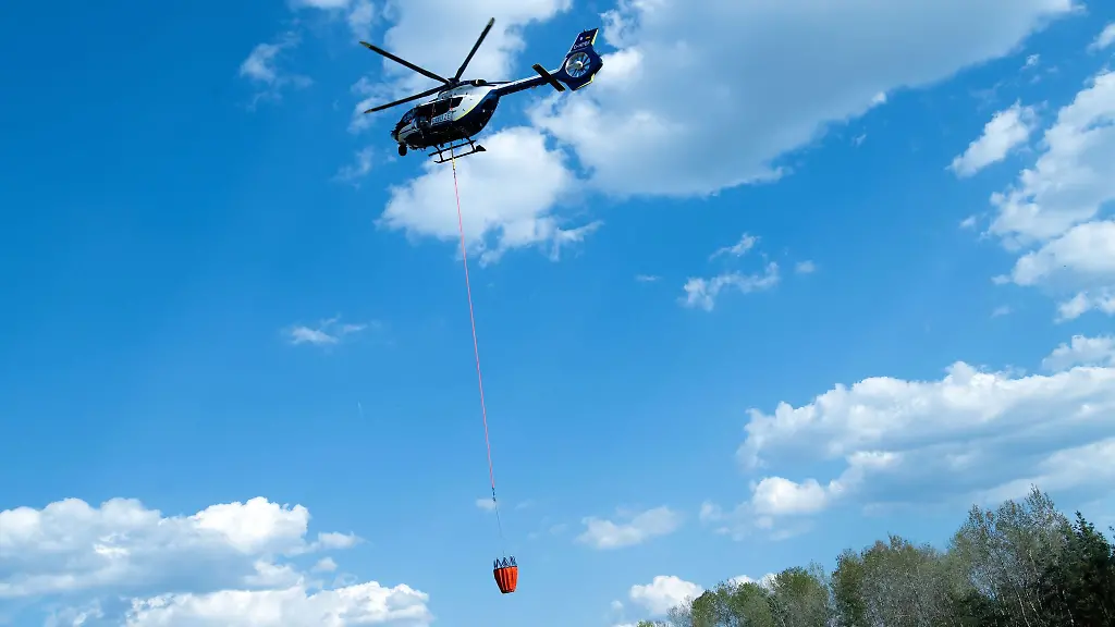 Ein-Loeschhubschrauber-im-Einsatz