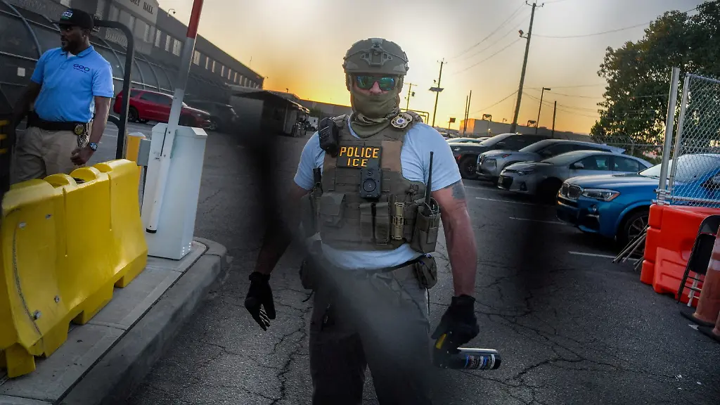 An-Immigration-and-Customs-Enforcement-ICE-agent-holds-a-pepper-spray-canister-outside-of-Delaney-Hall-detention-center-after-a-Salvadoran-immigrant-Edwin-Lopez-Cornejo-who-was-being-held-inside-died-on-Saturday-in-Newark-New-Jersey-U-S-August-3-2026-REUTERS-Ryan-Murphy-REFILE-CORRECTING-SURNAME-FROM-LOPEZ-CONEJO-TO-LOPEZ-CORNEJO