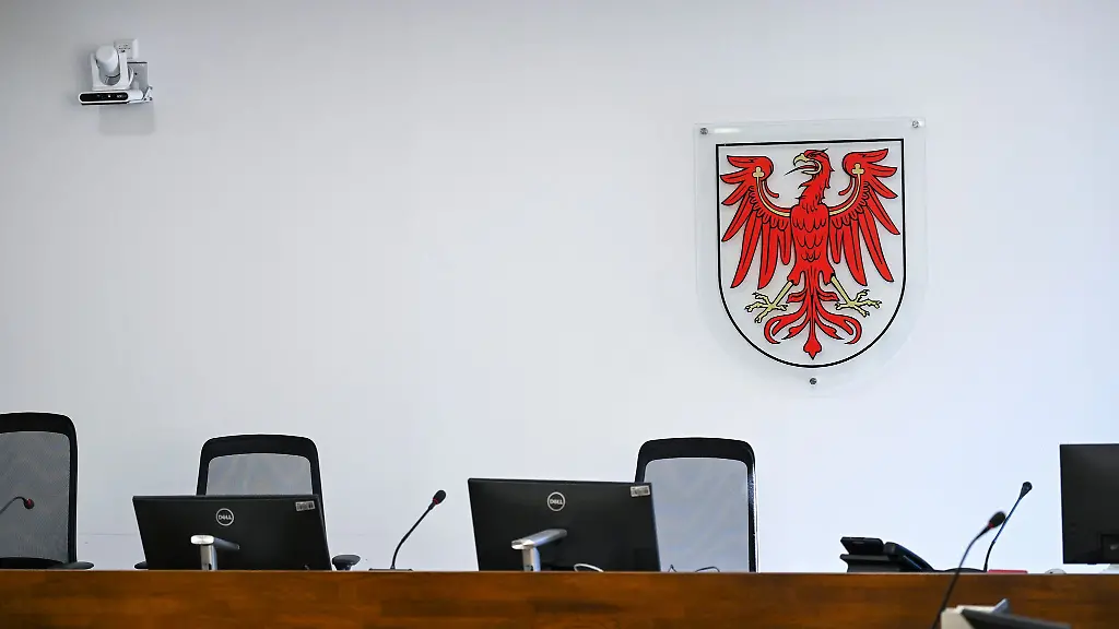 Ein-77-jaehriger-ehemaliger-Arzt-steht-vor-dem-Landgericht-in-Potsdam