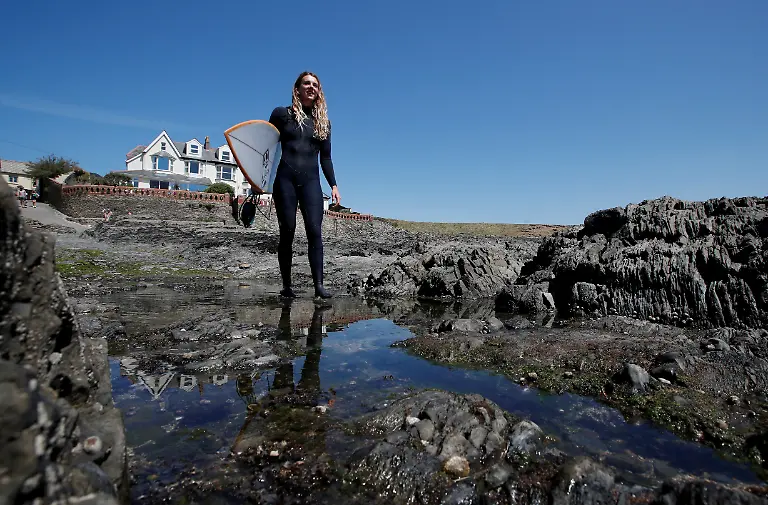 2020-05-27T000000Z-987085277-RC21XG9Z2NP6-RTRMADP-3-HEALTH-CORONAVIRUS-BRITAIN-SURFING