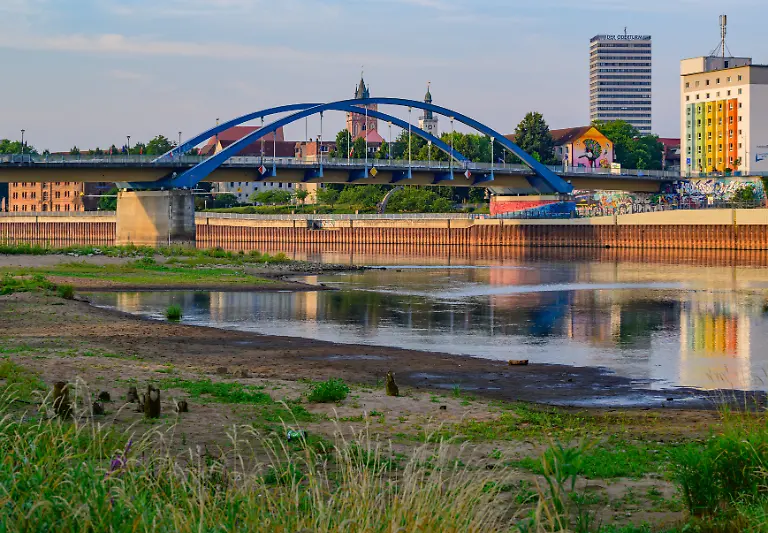 Blick-vom-polnischen-Ufer-auf-das-Niedrigwasser-des-Flusses-Oder-mit-der-Stadtbruecke-von-Frankfurt-Oder-im-Hintergrund-Am-Morgen-lag-der-Pegel-des-Grenzflusses-in-Frankfurt-Oder-bei-nur-noch-92-Zentimetern