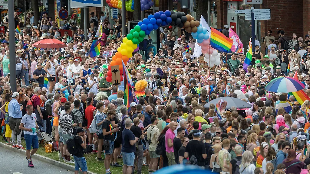Am-Hamburger-Christopher-Street-Day-nahmen-am-Samstag-etwa-300-000-Menschen-teil