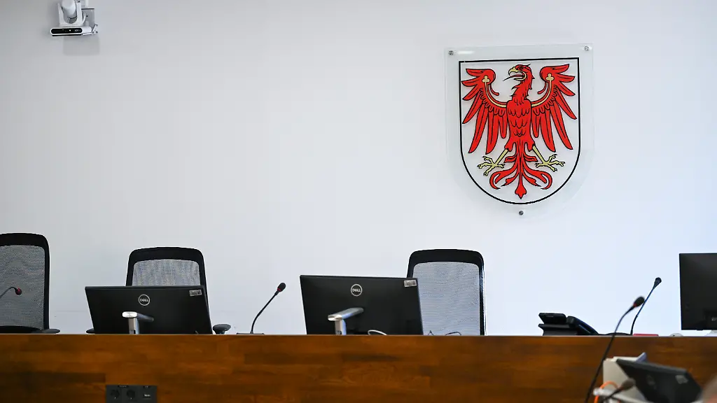 In-einem-Verhandlungssaal-vom-Landgericht-Potsdam-ist-das-Wappen-von-Brandenburg-zu-sehen