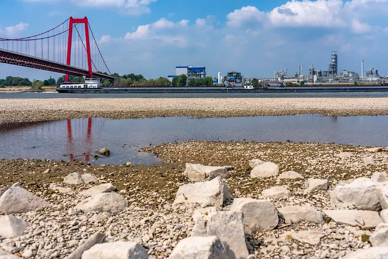 Rhein-bei-Emmerich-extremes-Niedrigwasser-Rheinpegel-bei-5-cm-Tendenz-fallend-Rheinbruecke-Emmerich-Frachtschiffe-muessen-mit-z-T