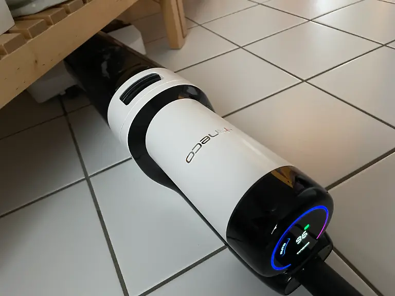 aber-beim-flachen-Saugen-im-180-Grad-Modus-glaenzt-der-Wischsauger