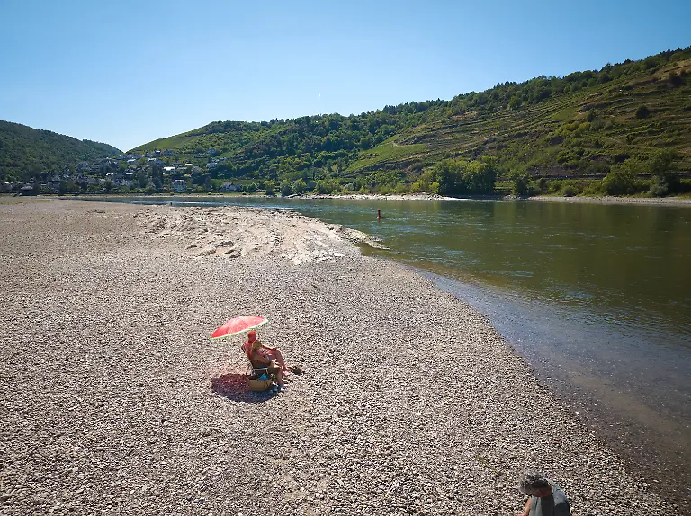 ARCHIV-28-07-2026-Rheinland-Pfalz-Kaub-Anke-und-Andre-entspannen-auf-einer-Sandbank-im-Rhein-bei-Oberwesel